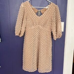 Listicle
Small
Tan Dress with poofs